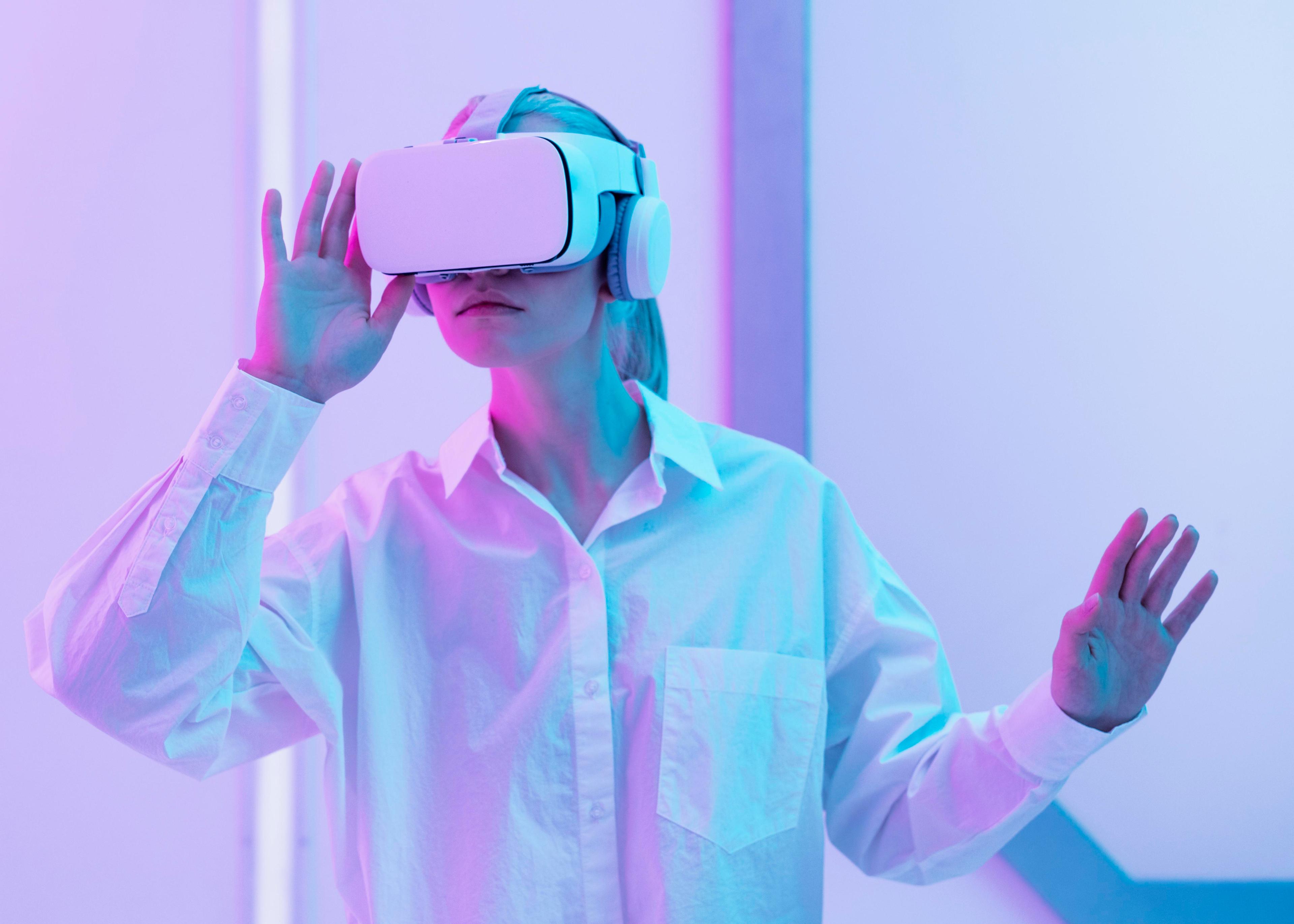 Imagem de uma cliente comprando um produto na realidade virtual